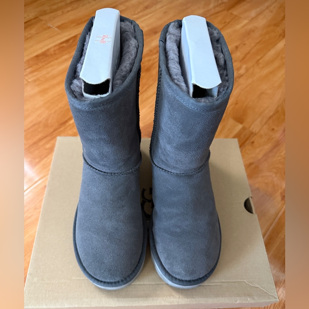 UGG W Classic Short Studded Gray Boots size 6